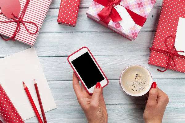 5 Reasons to Give a Smartphone for the New Year